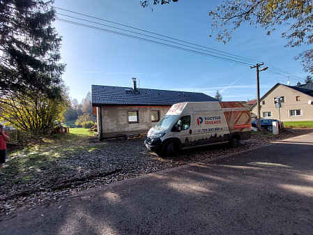 Izolace stropu novostavby rodinného domu se sedlovou střechou ve Starých Bucích